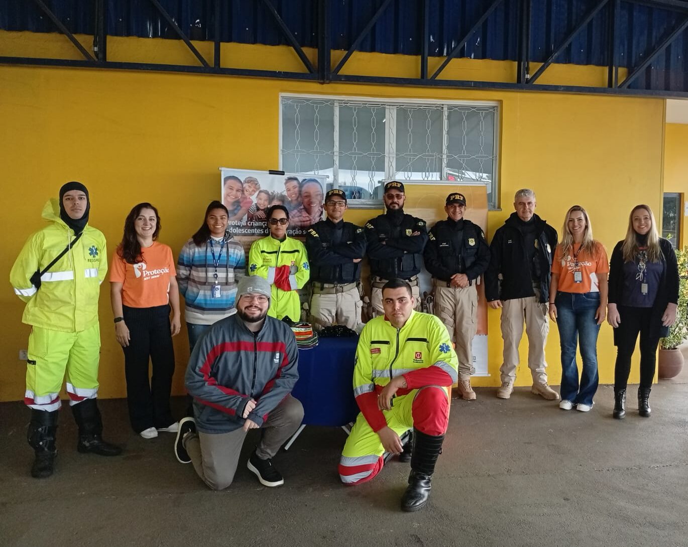 Motoristas recebem orientação sobre proteção à infância na BR-153/SP