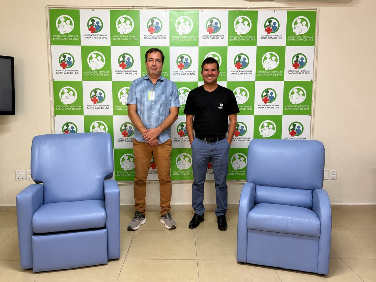 Triunfo Transbrasiliana entrega poltronas reformadas à maternidade da Santa Casa de Lins